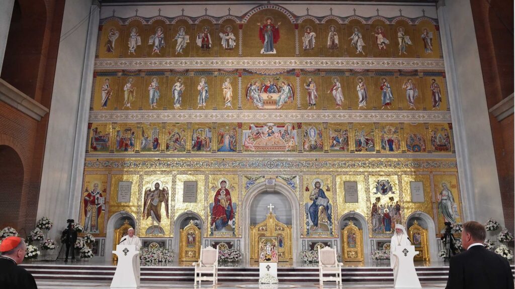 Cel mai mare iconostas ortodox din lume care se află în incinta Catedralei Mântuirii Neamului din București