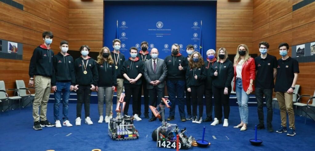 Echipa română de robotică cu ministrul Afacerilor Externe