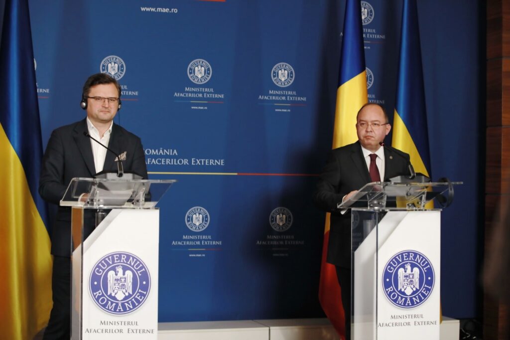 Romania's and Ukraine's Foreign Ministers Bogdan Aurescu and Dmytro Kuleba