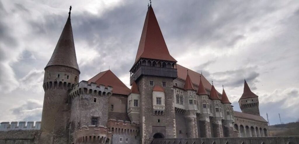 Catelul Corvinilor - cel mai frumos castel gotic din Transilvania