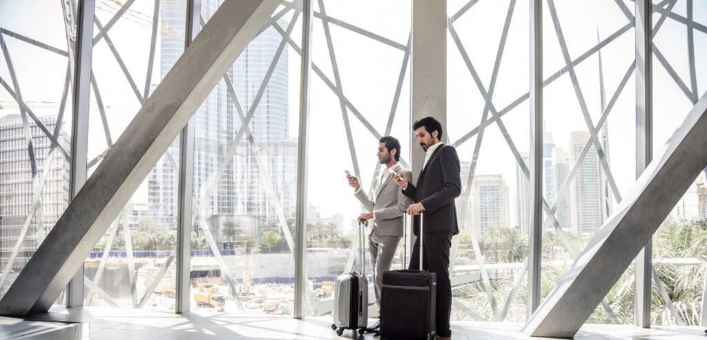Doi oameni de afaceri din Dubai discută despre costurile înființării unei companii în Dubai